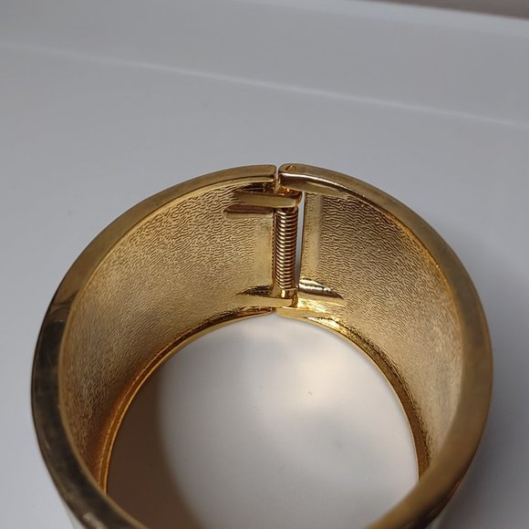 7 Inch Heavy Green, Blue, And Gold Tone Hinged Bracelet - Picture 6 of 11